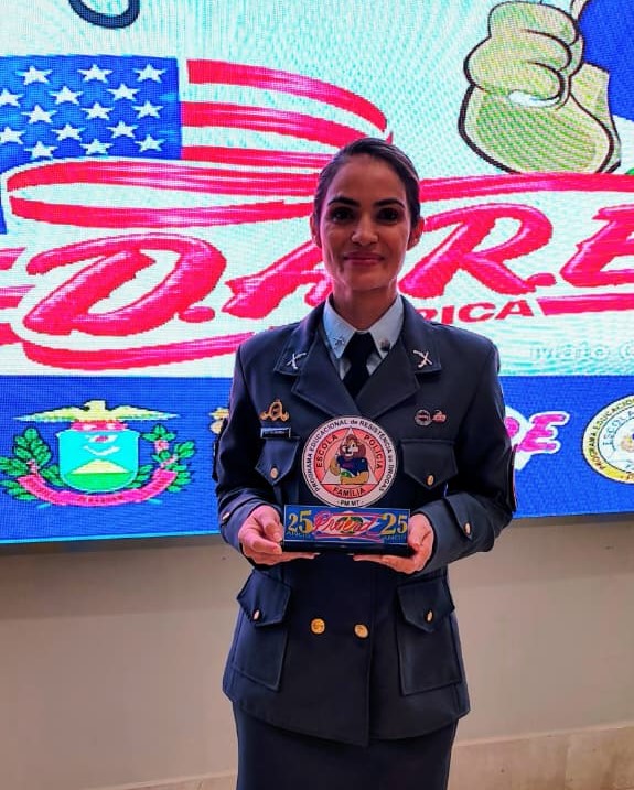 Sargento Andréia Andrade em traje de gala da Polícia Militar