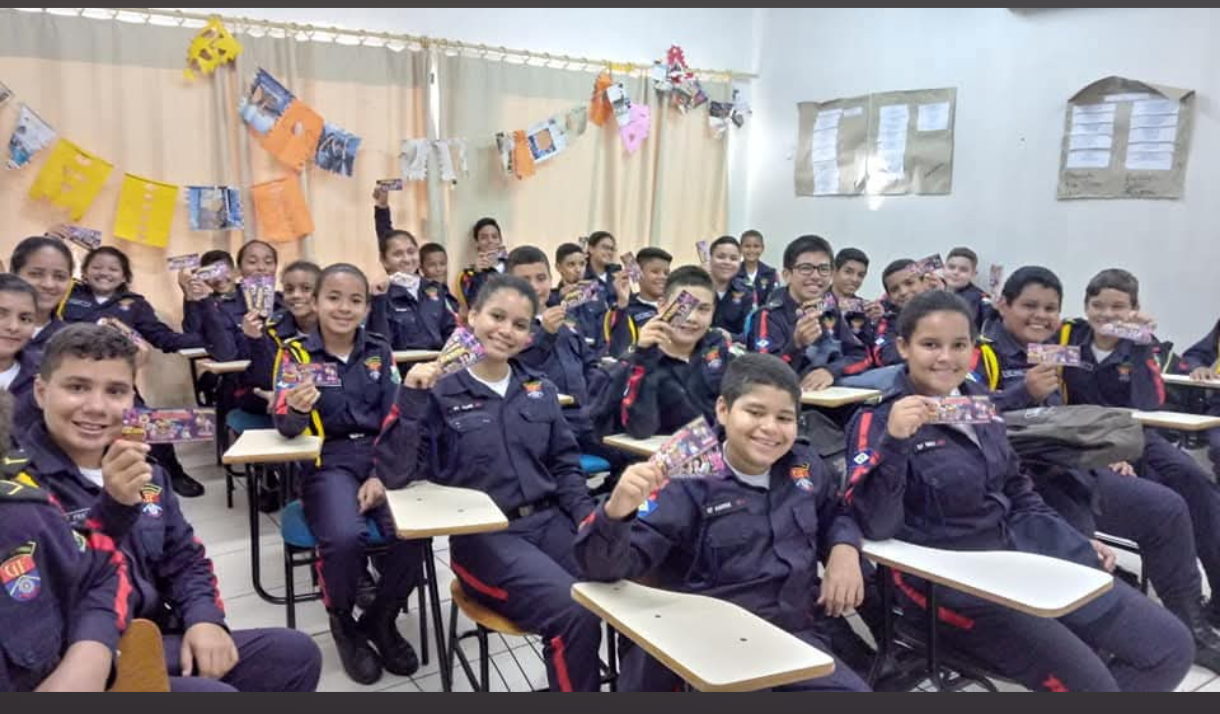 Estudantes do Guardiões do Futuro em atividade na sala decorada do projeto