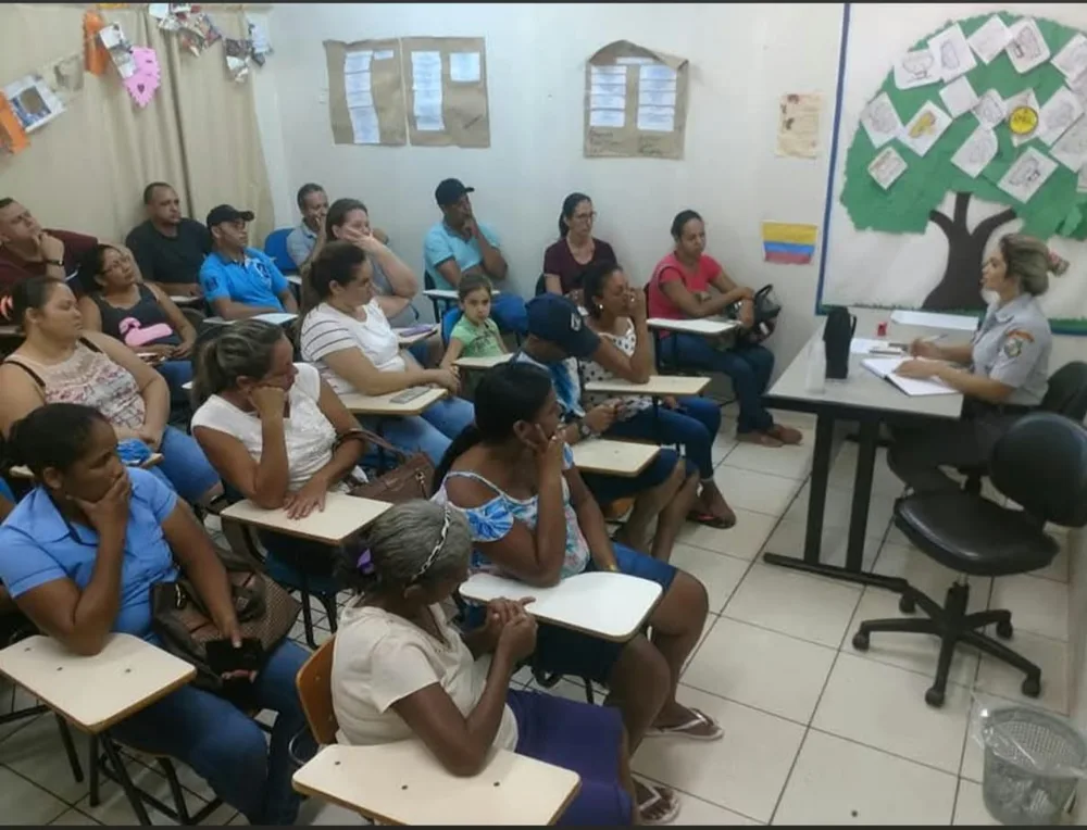 Andréia conduzindo reunião comunitária sobre proteção às mulheres