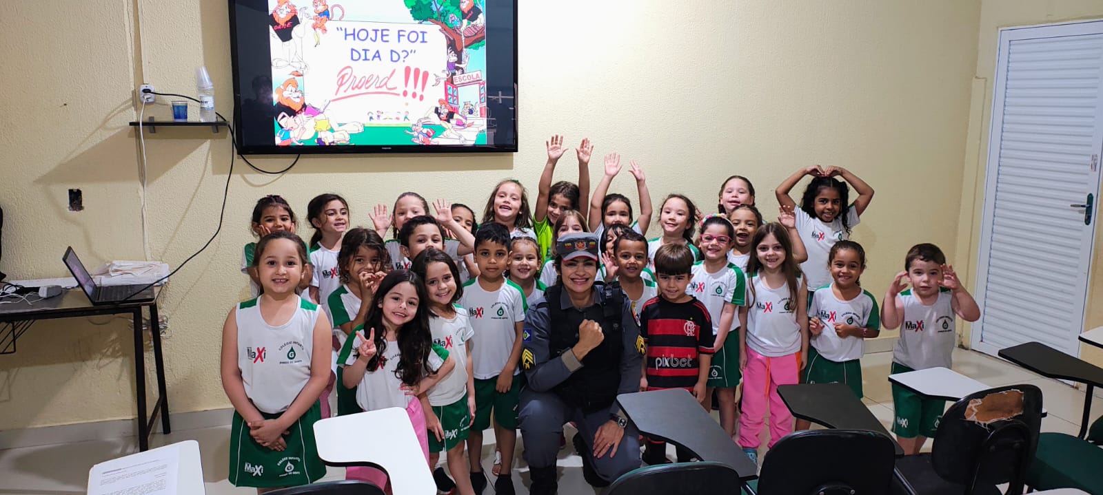 Sargento Andréia Andrade ministrando aula do PROERD