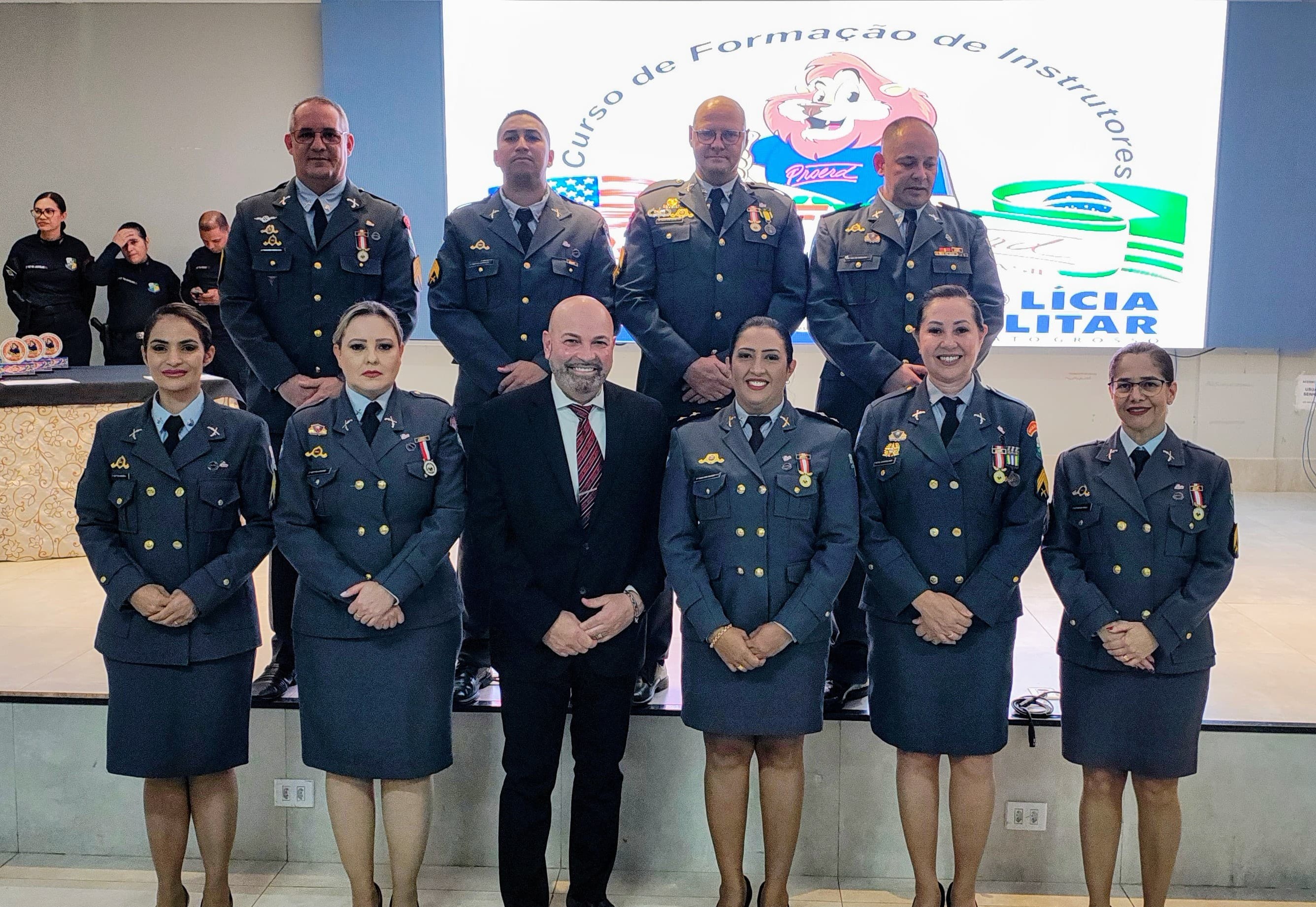 Sargento Andréia Andrade em ação no PROERD