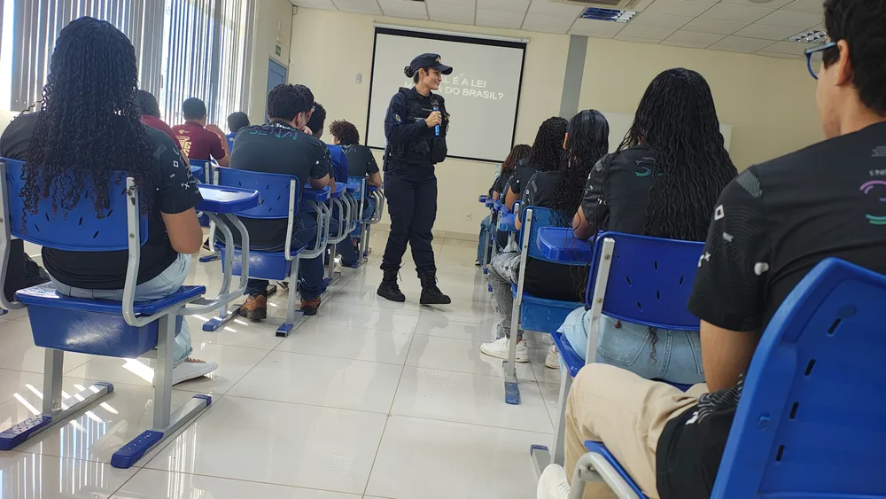 Andréia palestrando para adolescentes sobre a Lei Maria da Penha em ação do PROERD